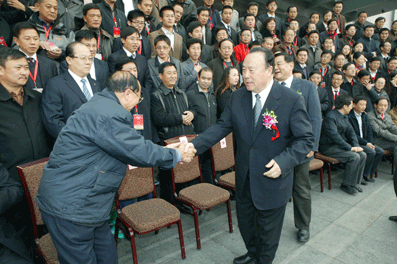 全國政協(xié)副主席白立忱在大會合影現(xiàn)場與中國質量檢驗協(xié)會會長李保國親切握手