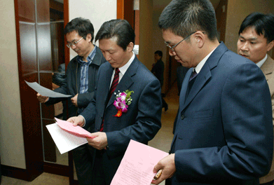 大會主席團推舉產生的監(jiān)票人中國質量檢驗協(xié)會秘書長助理張明、總監(jiān)票人國家質檢總局質量司司長田世宏在仔細統(tǒng)計各項投票數據